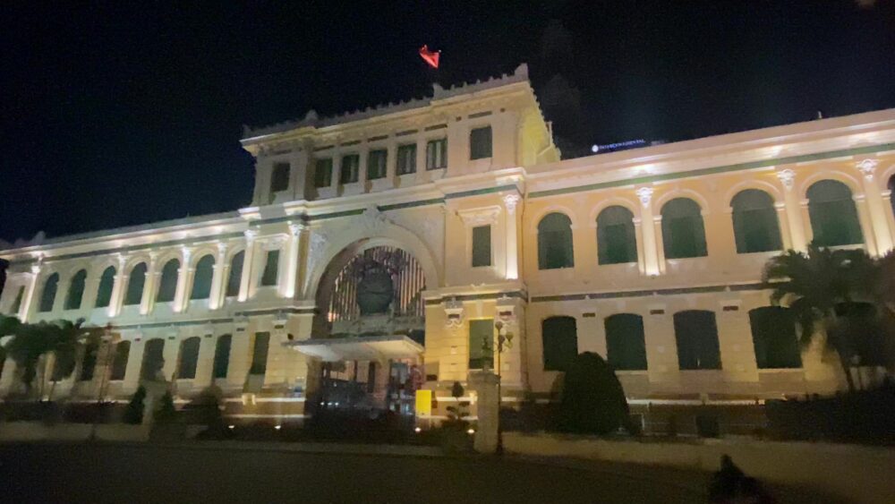 夜のサイゴン中央郵便局